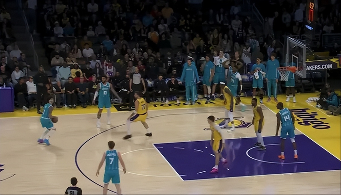 世界杯直播在线观看-雷迪克仍是不粘锅！谈防守亲承自己有布置，甩锅球员强度不够！|黄蜂|湖人|洛杉矶湖人队|夏洛特黄蜂队|JJ-雷迪克_新浪新闻