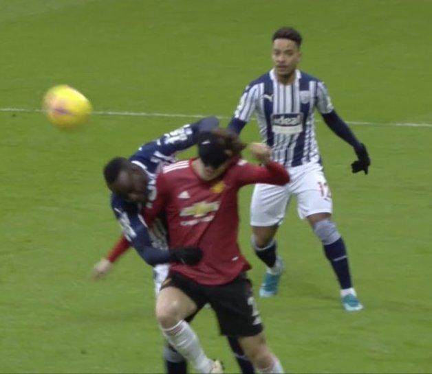 迪亚涅捂眼中卫冲顶 索帅：马圭尔同款进球就被吹